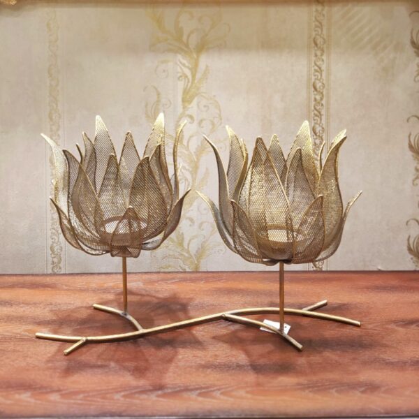 Metal showpiece candle holder