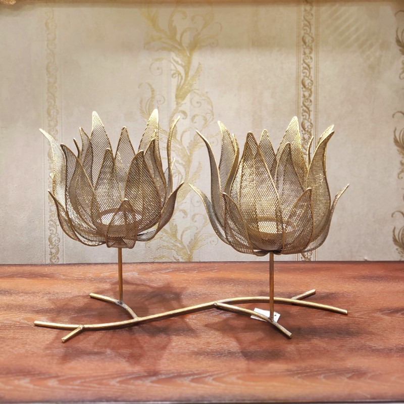 Metal showpiece candle holder
